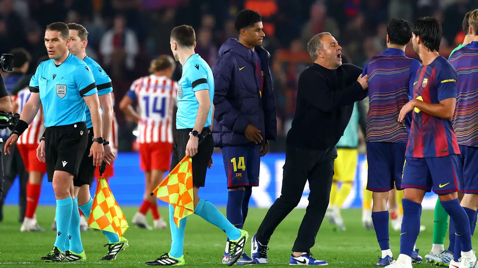عاجز تماما وتجاهل ضربة جزاء.. تقييم كارثي لحكم مباراة برشلونة وأتلتيكو