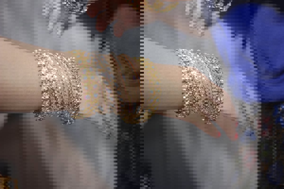 بالذهب والشعر.. سعودي يحضر حفل زفاف خادمة عائلته (فيديو)