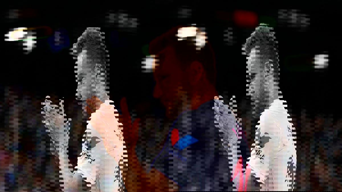 راكيتيتش يغادر كامب نو بملابسه الداخلية (فيديو)