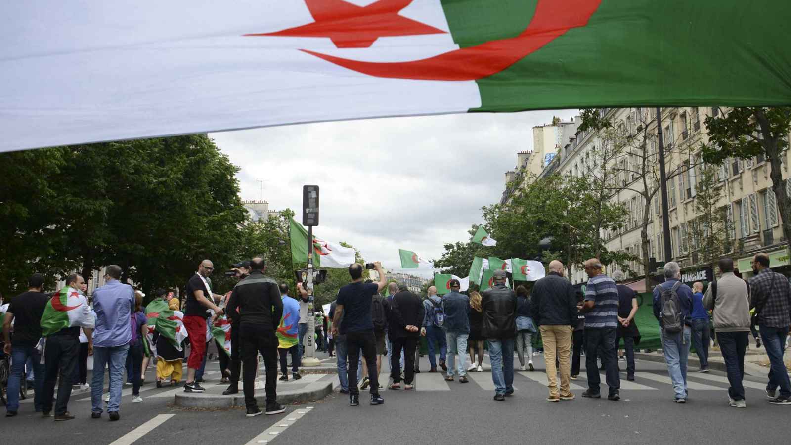 ترحيل المهاجرين لدولة ثالثة.. منعطف جديد في الأزمة الجزائرية الفرنسية