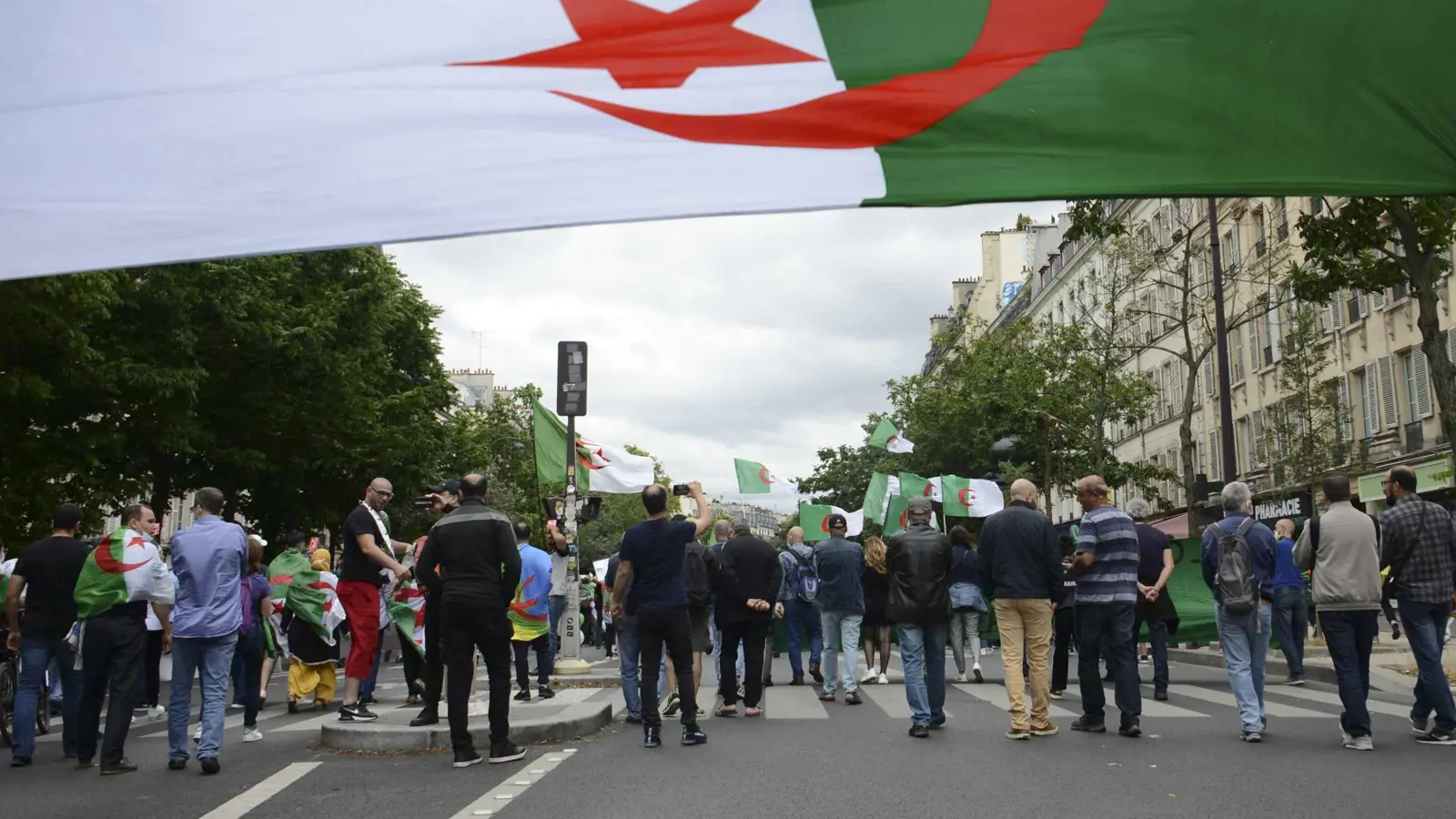 ترحيل المهاجرين لدولة ثالثة.. منعطف جديد في الأزمة الجزائرية الفرنسية