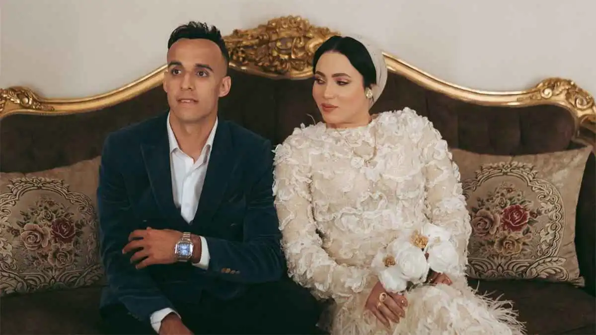 ناصر منسي يثير جدلاً بهدية لزوجته (صور)