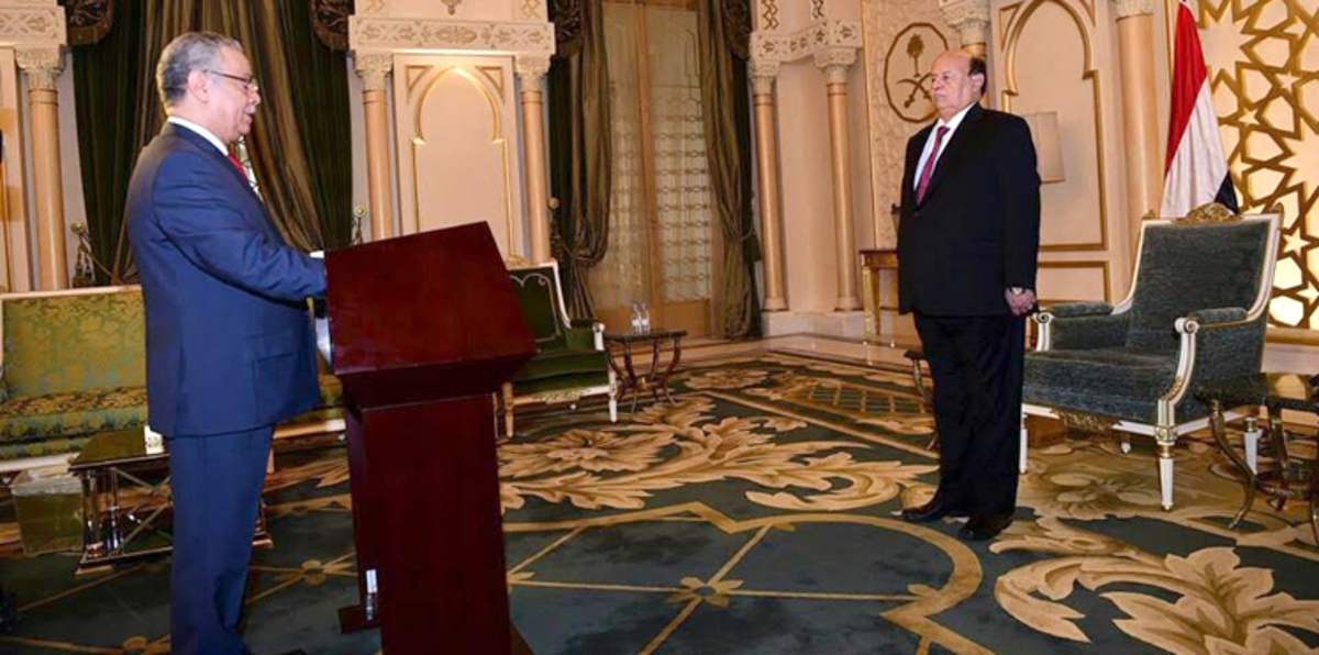 لماذا عاد محافظ عدن فجأة إلى الرياض؟