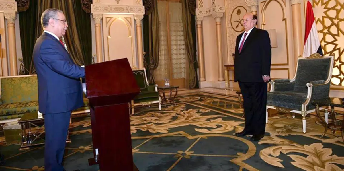 لماذا عاد محافظ عدن فجأة إلى الرياض؟