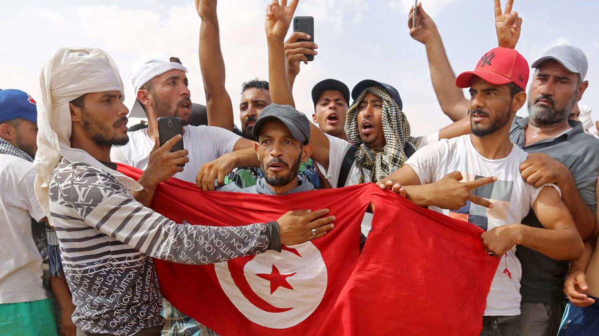 محتجو "الكامور" في تونس يحاولون اقتحام منشأة نفطية.. والجيش يتصدى (صور وفيديو)