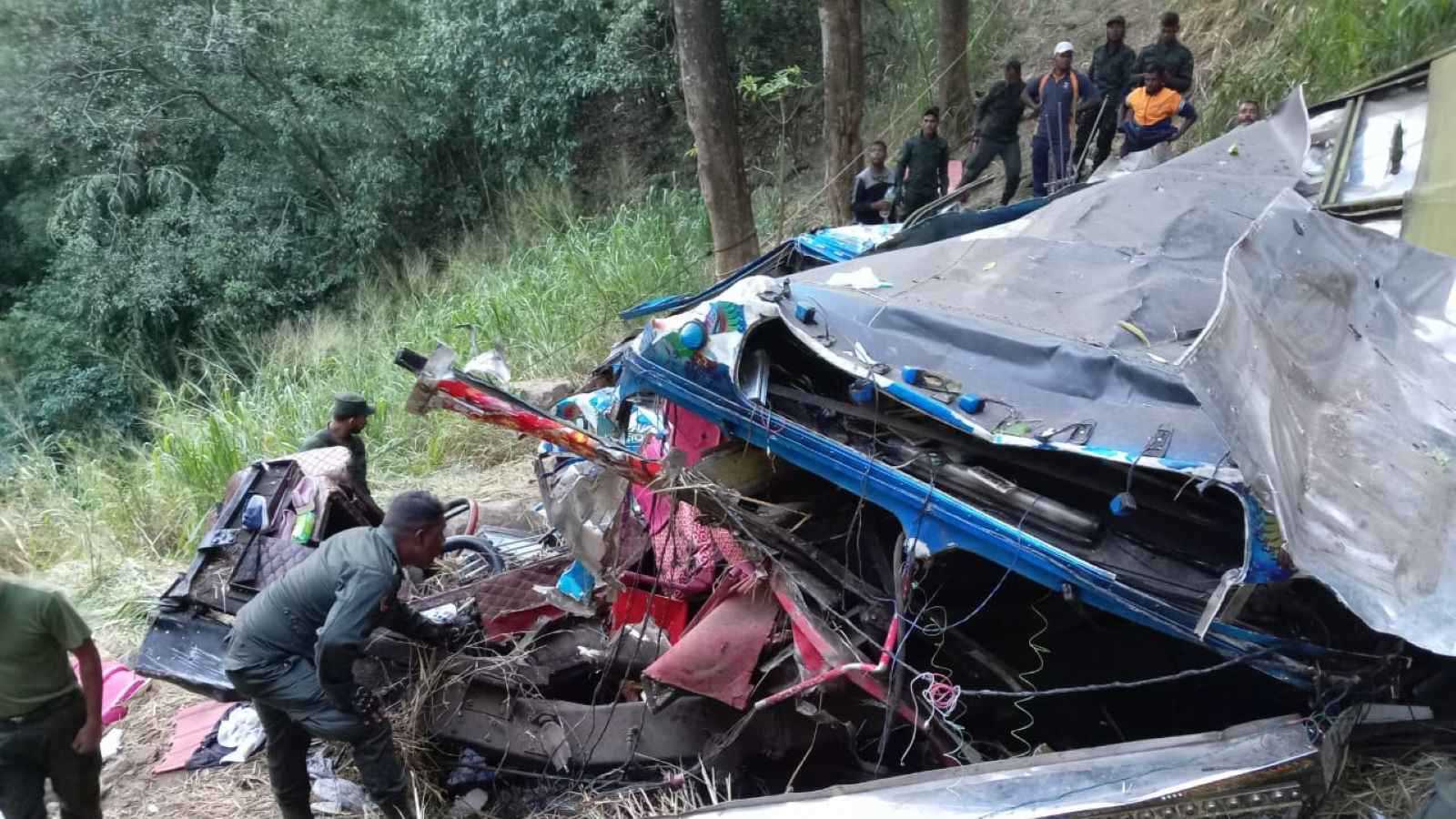 15 قتيلا إثر سقوط حافلة تُقل سياحاً في وادٍ وسط سريلانكا