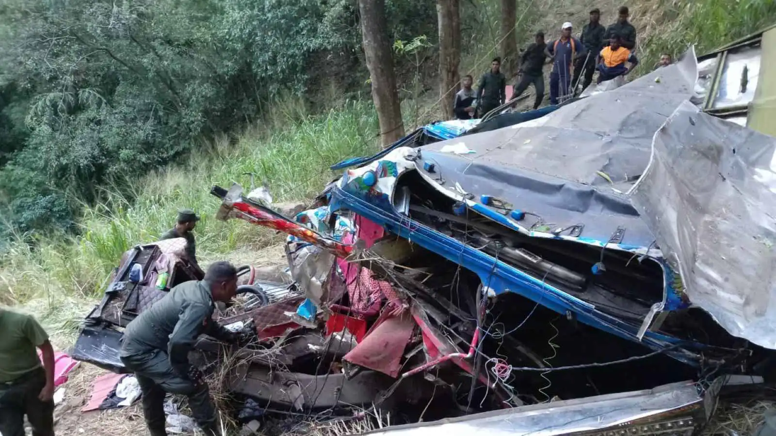 15 قتيلا إثر سقوط حافلة تُقل سياحاً في وادٍ وسط سريلانكا