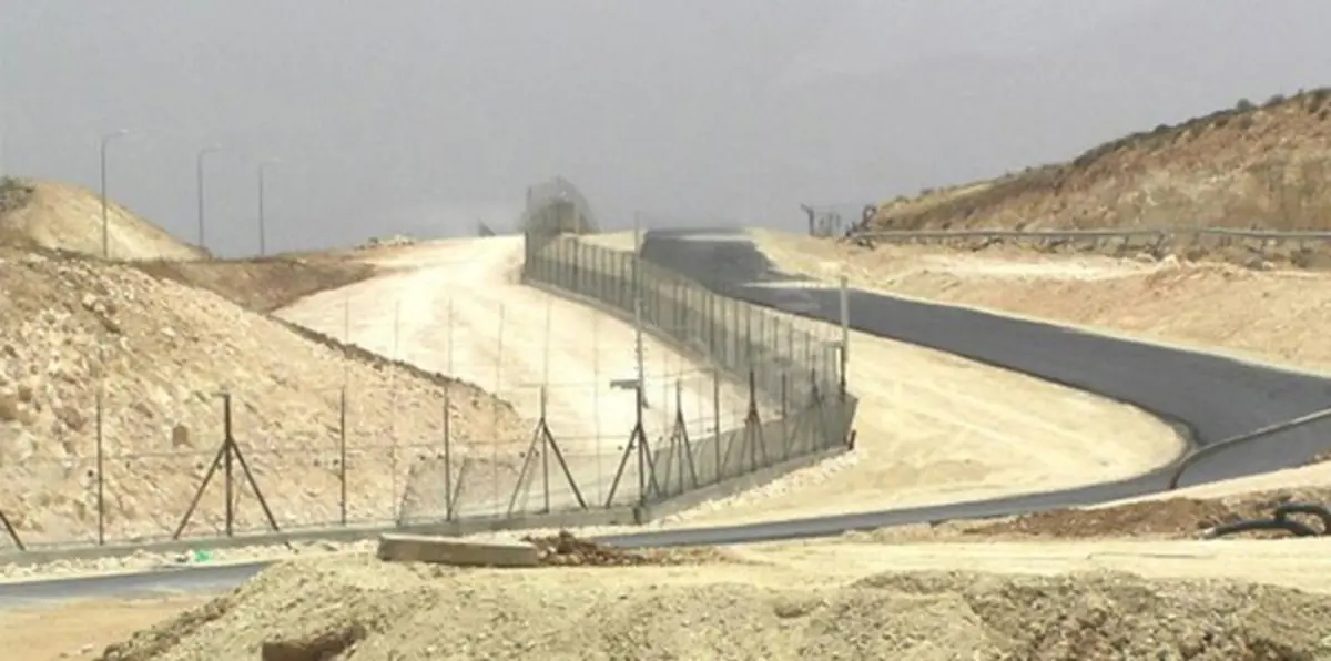 السياج الأمني على الحدود الأردنية الإسرائيلية يبدأ بالظهور