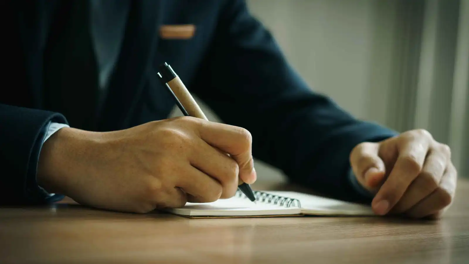 وفاة مؤثرة لشاعر عراقي شاب بين كتبه في بغداد