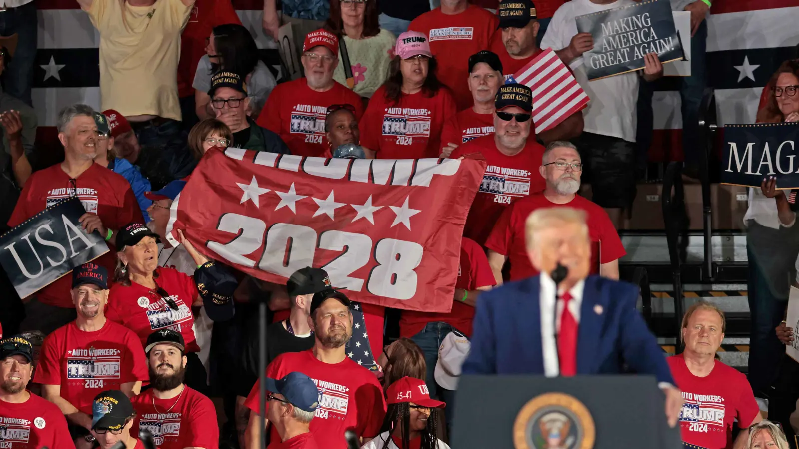 هتاف مصوّر بشعار "ترامب 2028" يثير إعجاب الرئيس الأمريكي (فيديو)