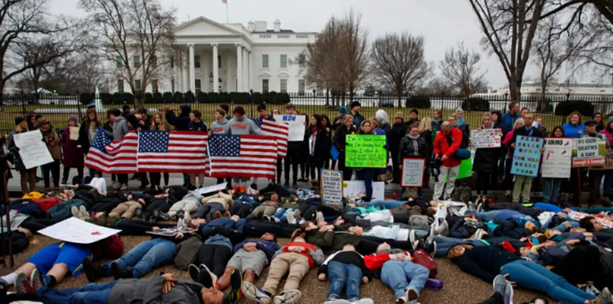 طلاب يستلقون أمام البيت الأبيض بعد هجوم فلوريدا
