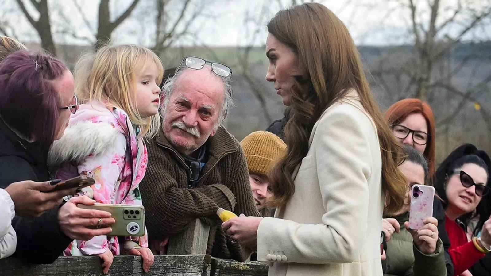 والدة الطفلة "الشقراء" تكشف كواليس لقاء ابنتها بكيت ميدلتون (فيديو)