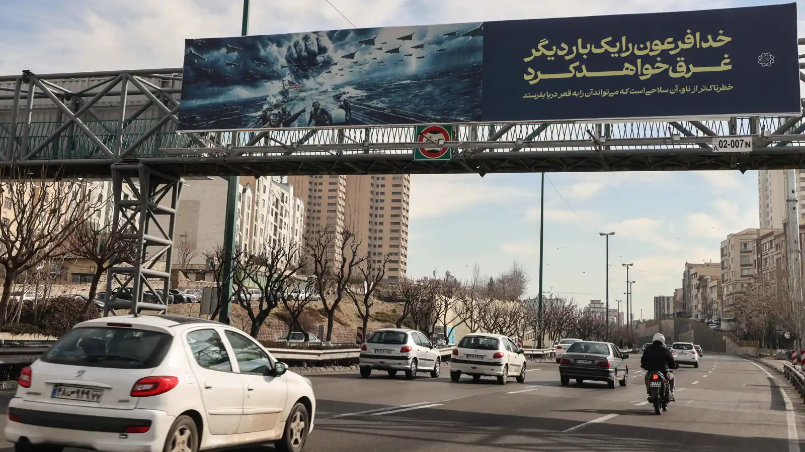  لافتة في طهران تحمل عبارة: "الله سيغرق فرعون أمريكا"