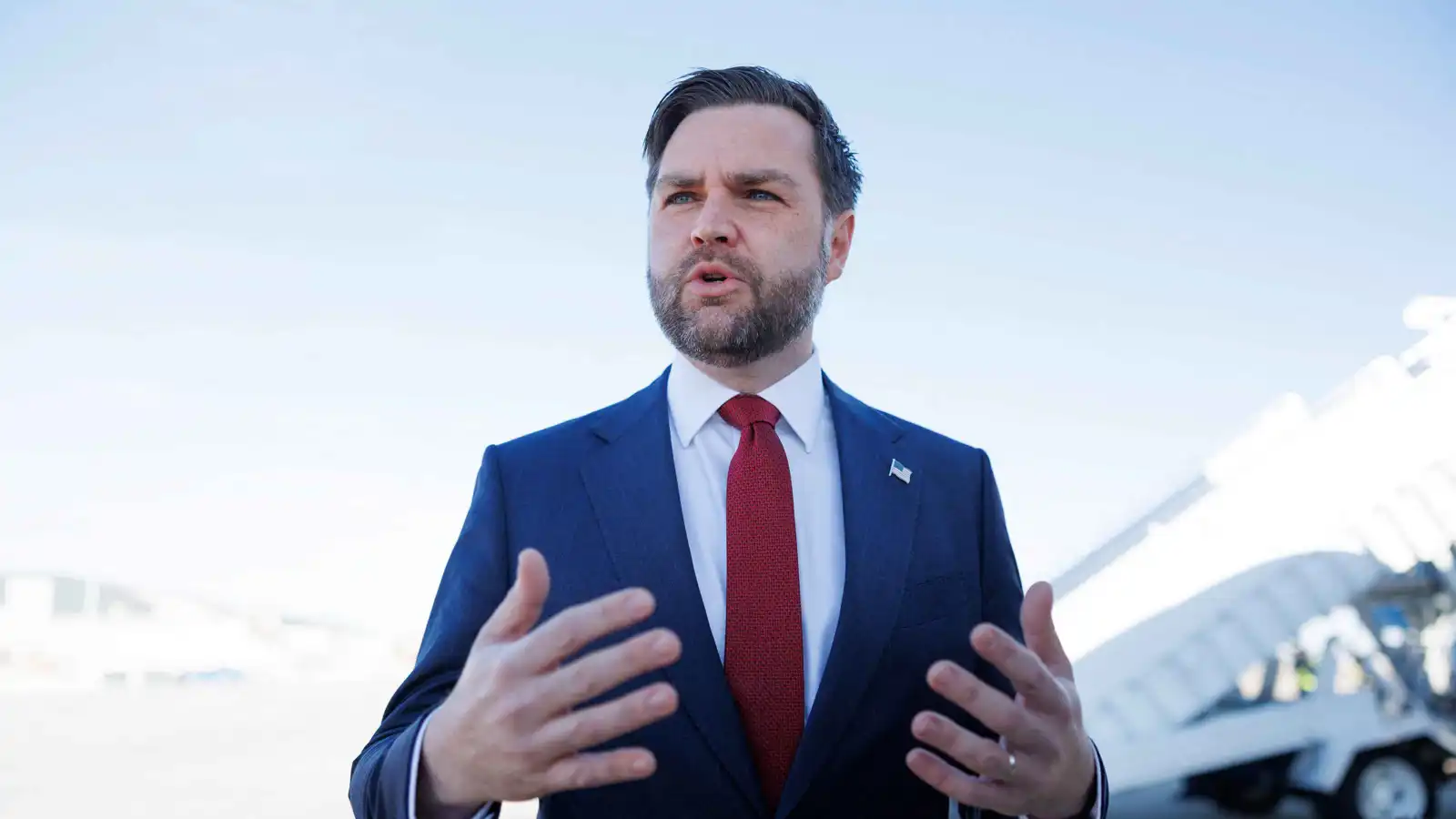 قبل زيارة فانس.. طائرات نقل عسكرية ثقيلة تهبط في يريفان وباكو