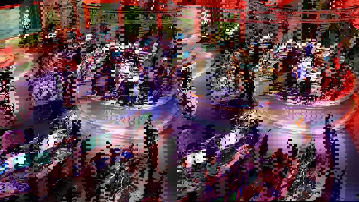 الذباب الإلكتروني على الطريقة القطرية (فيديو إرم)