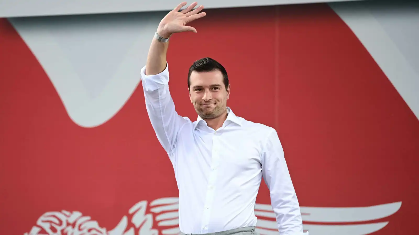 استطلاع يرجح فوز زعيم اليمين المتطرف برئاسة فرنسا