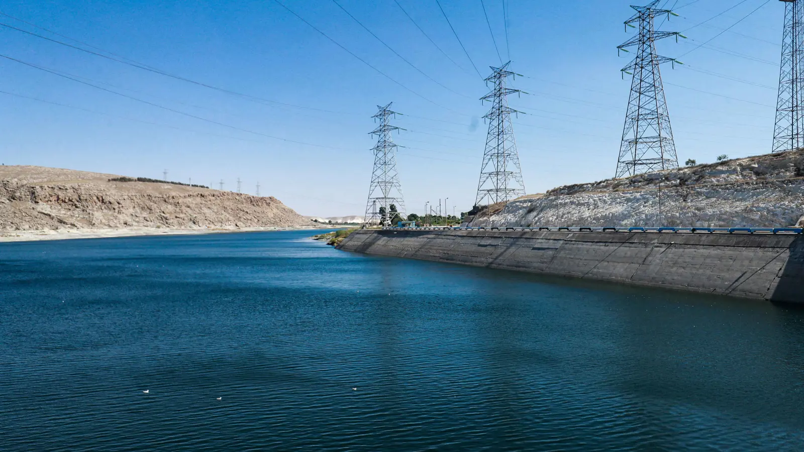 مطالبات بتدخل دولي.. العراق يخشى "كارثة" انهيار سد تشرين السوري