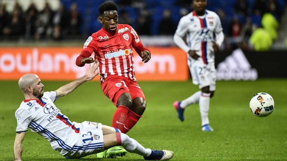 مدافع رين الفرنسي يدخل دائرة اهتمامات مانشستر يونايتد.. ونيوكاسل يراقب الموقف