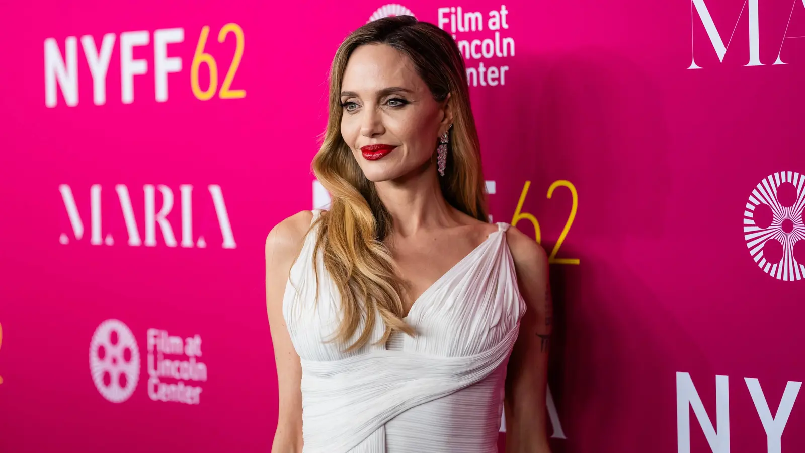 الظهور الأول لأنجلينا جولي بعد تسوية الطلاق (صورة)