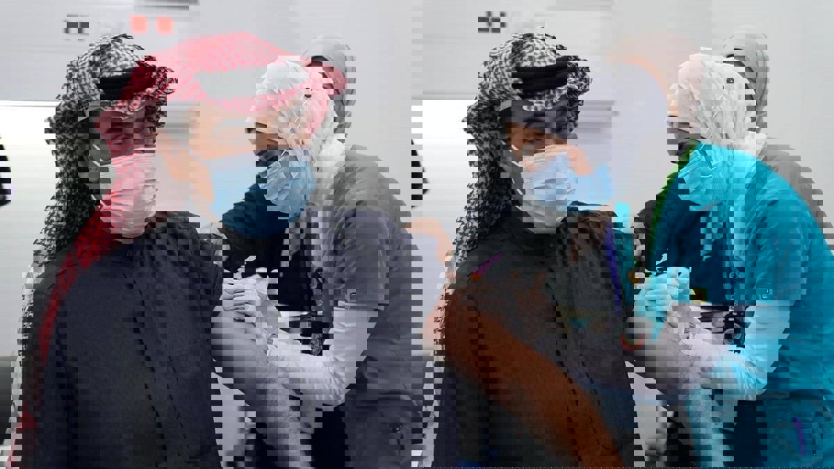 تقرير: تفضيل الكويت مواطنيها على الوافدين في تلقي لقاح كورونا يعرضها لانتقادات‎