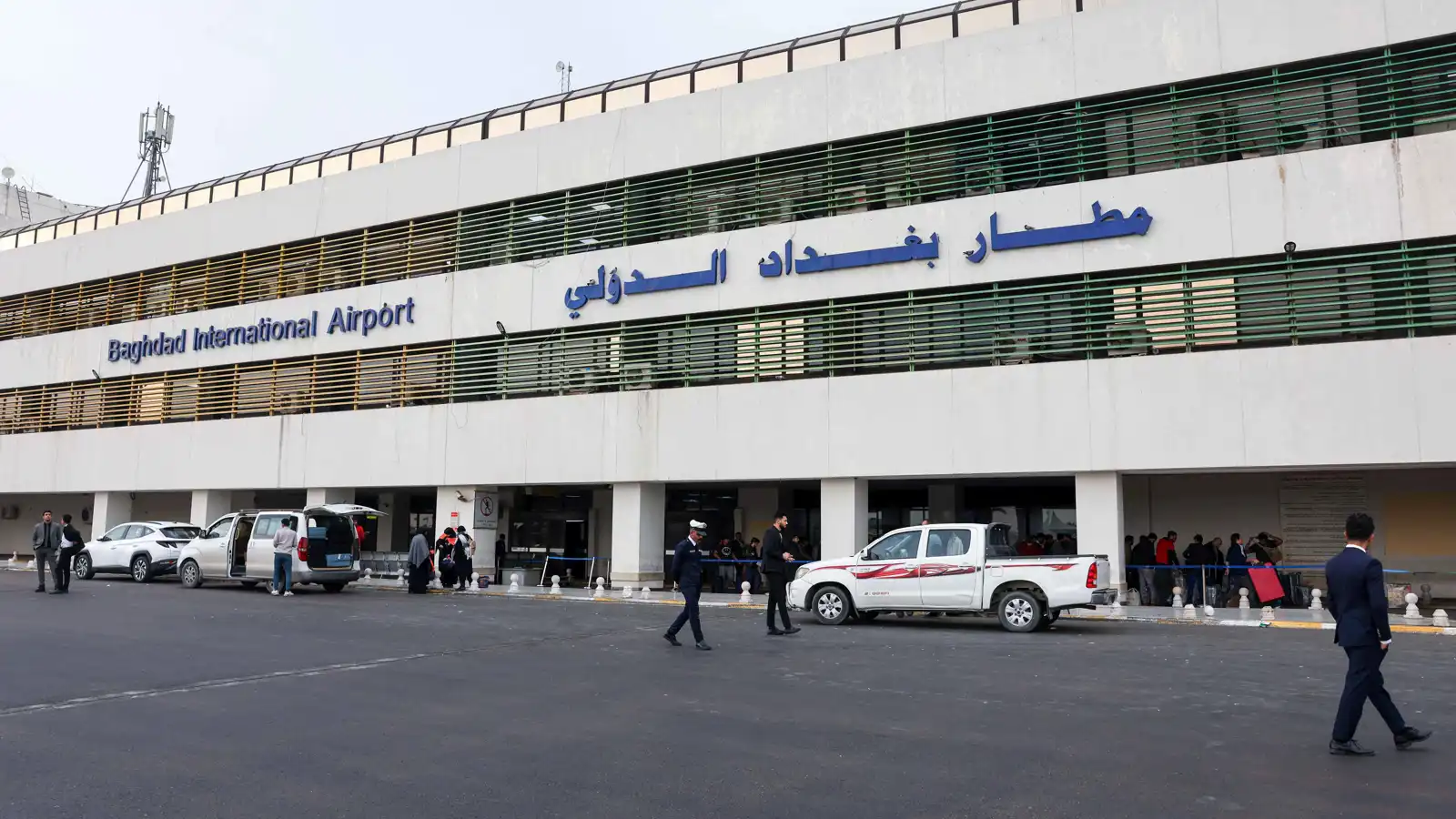 مسيّرات تستهدف مطار بغداد وحقل مجنون النفطي في البصرة (فيديو)