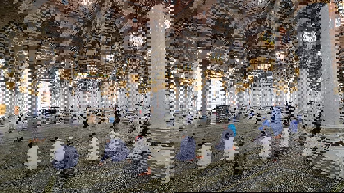 إعفاء مسؤولين سعوديين كبار بسبب "حادثة نادرة" في المسجد النبوي الشريف