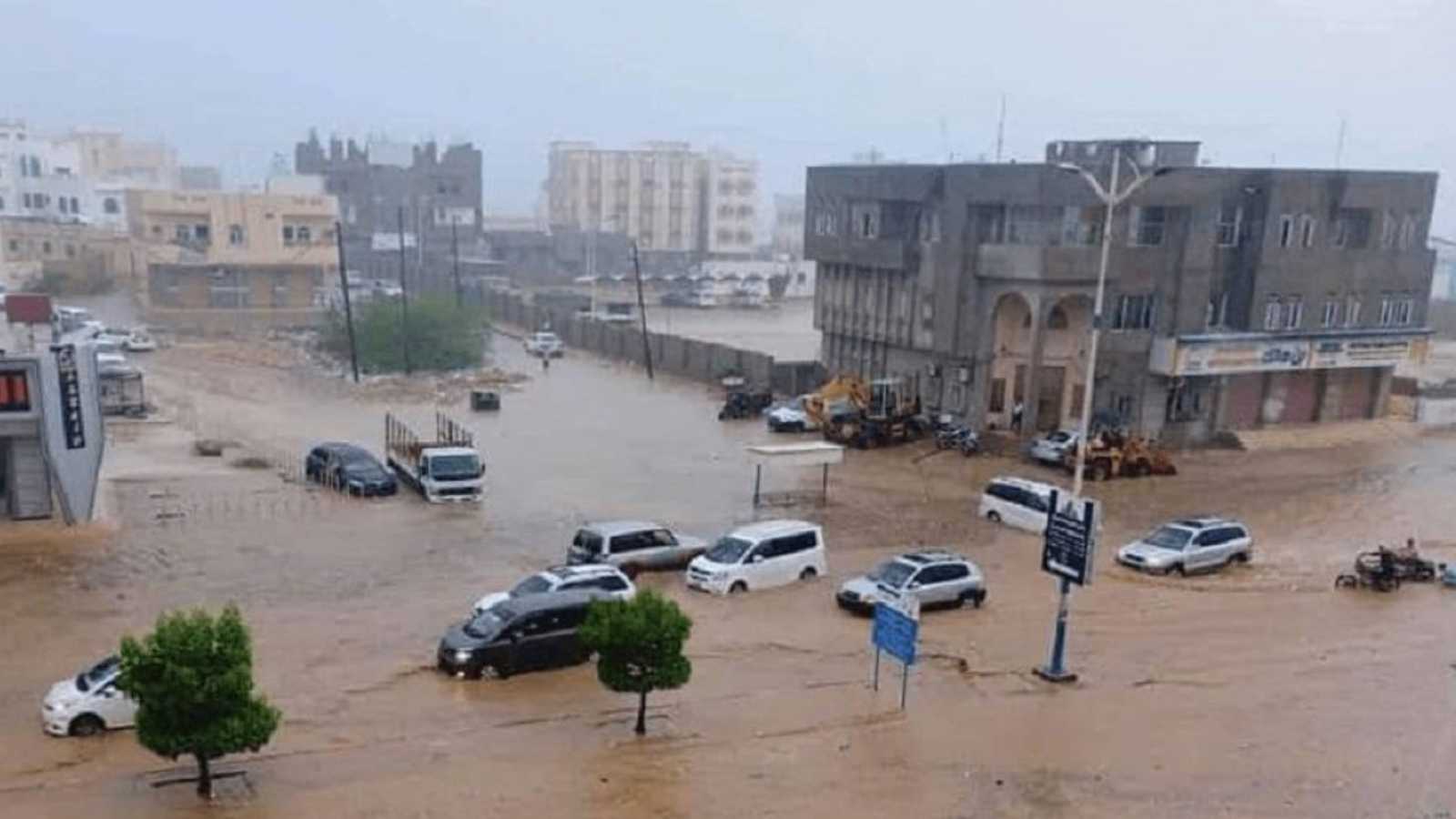 مصرع أسرة يمنية في سيول جارفة بمحافظة إب (فيديو)