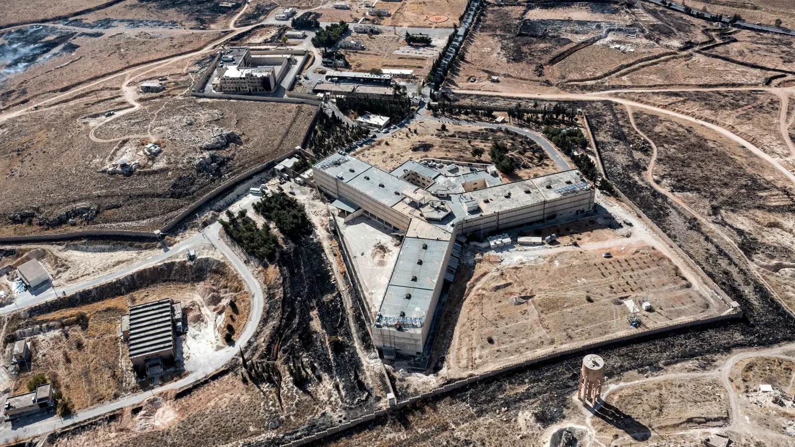 100 ألف جثة.. ما حقيقة المقبرة الجماعية بمنطقة القطيفة السورية؟