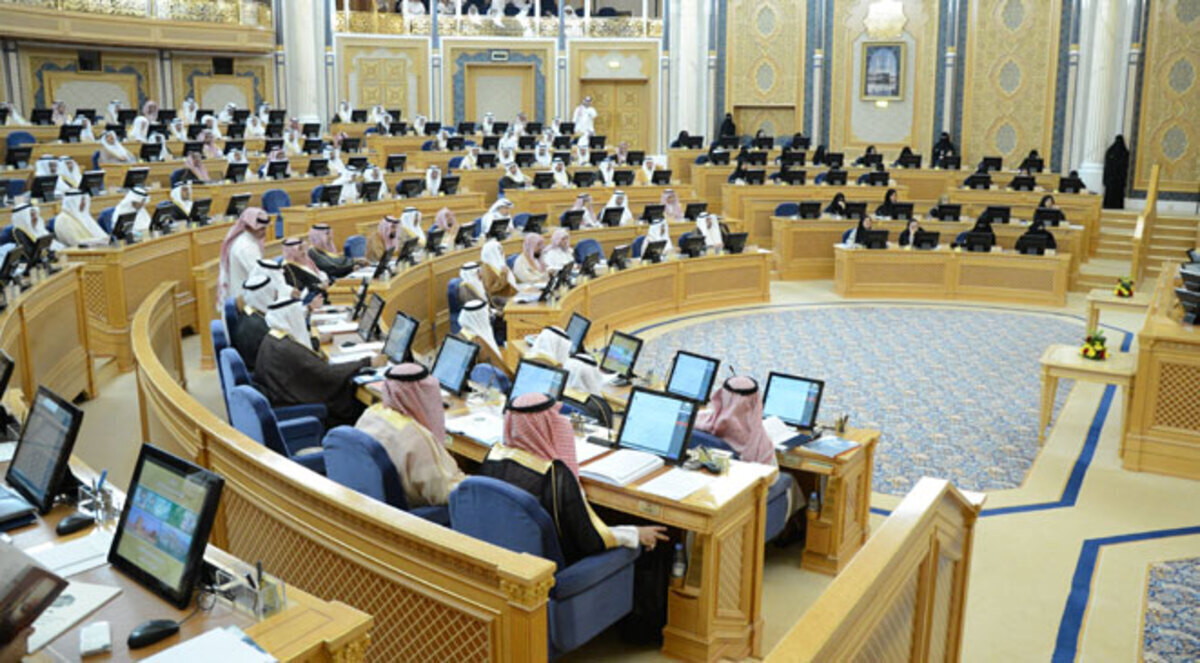 عضو شورى سعودي يعتذر من زملائه بعد اتهامهم بالتستر