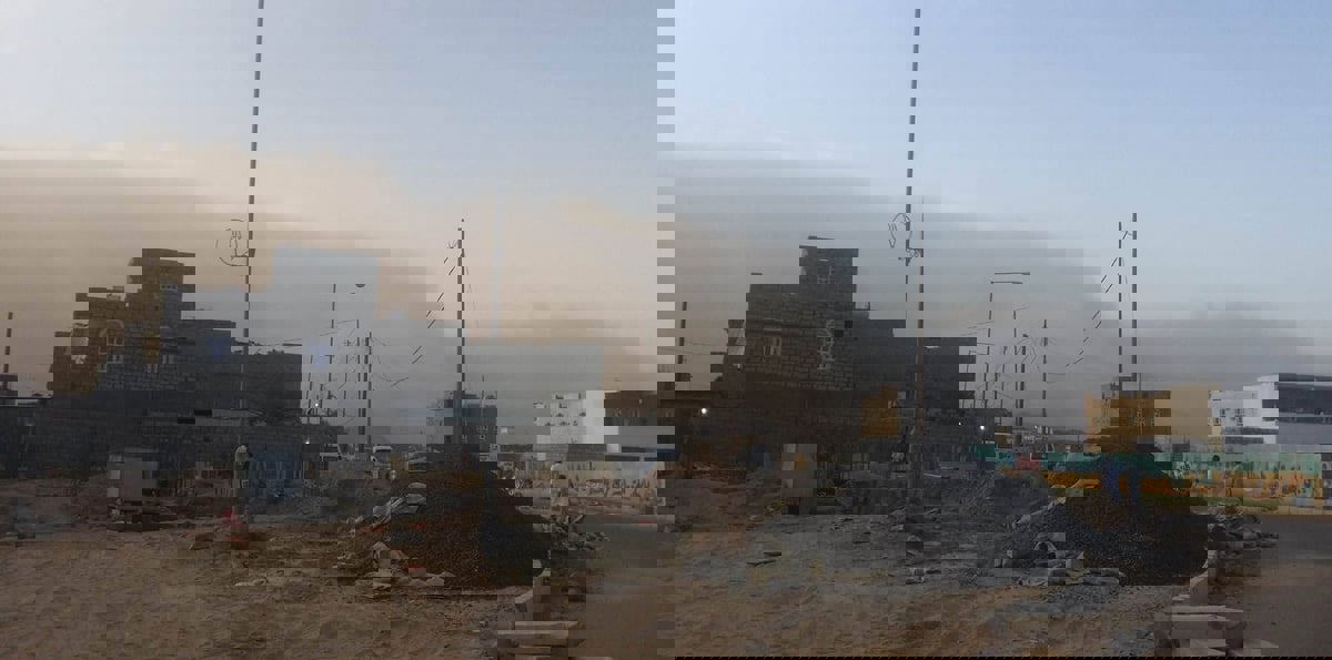 فيديو وصور ..عاصفة رملية تجتاح مدينة عدن اليمنية