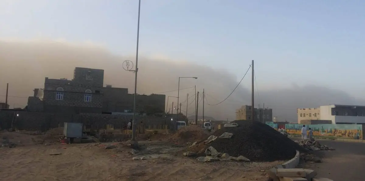 فيديو وصور ..عاصفة رملية تجتاح مدينة عدن اليمنية