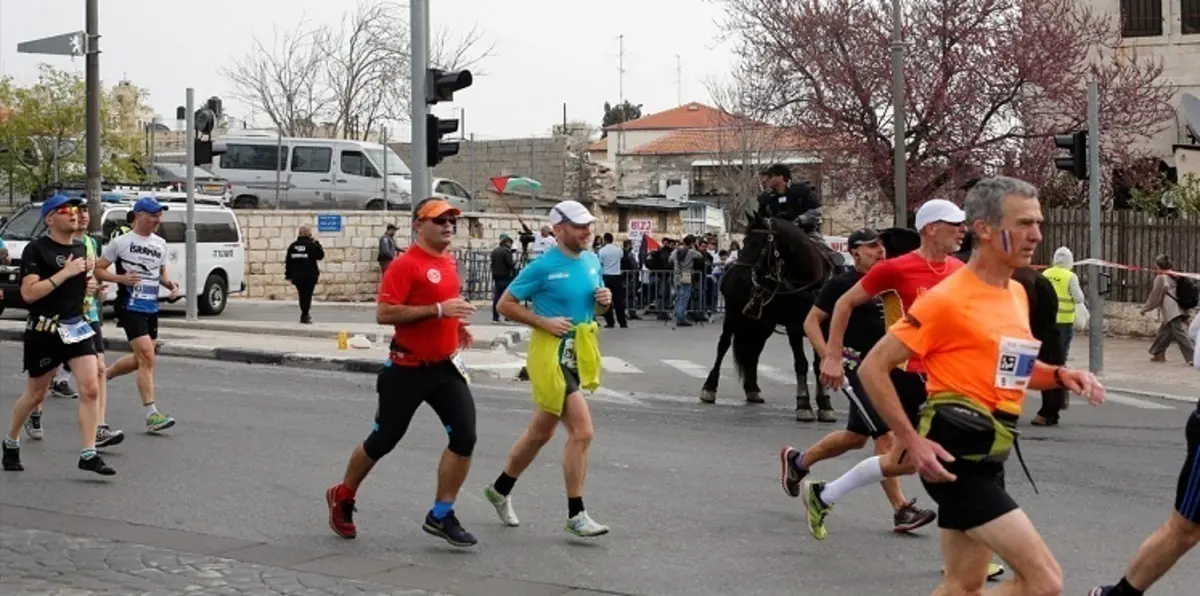 بالصور.. عشرات الفلسطينيين يحتجون على ماراثون إسرائيلي في القدس