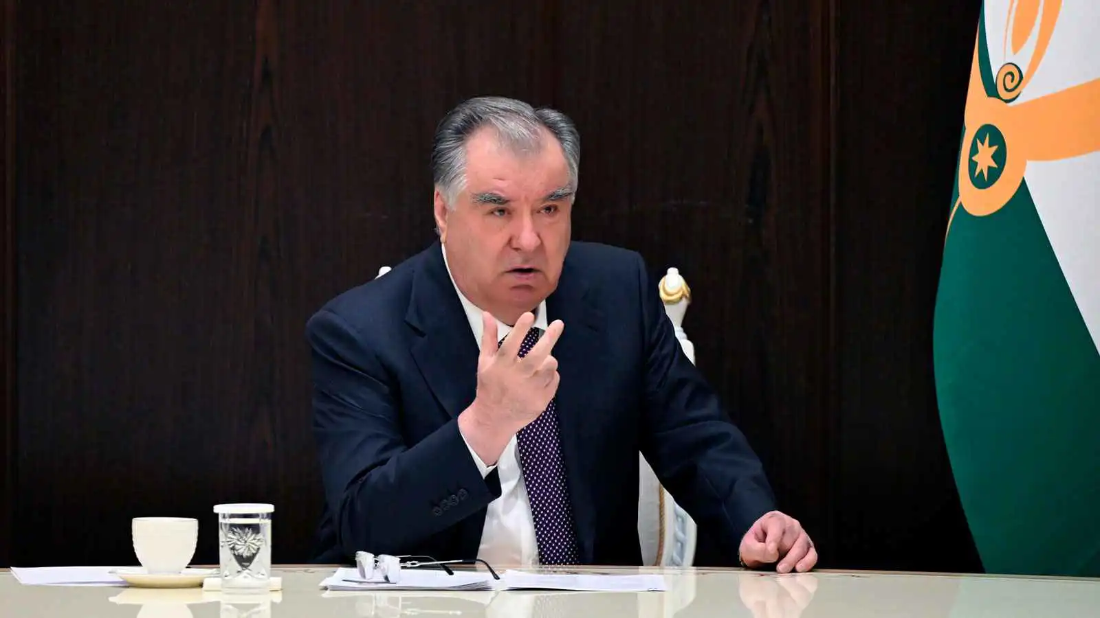 رئيس طاجكستان رحمون يظهر علناً بعد "غياب غامض" (فيديو)