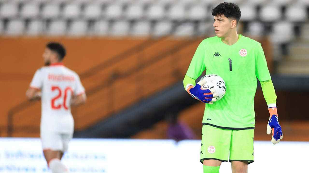 أخطاء كارثية وأهداف بالجملة في مرماه.. ضجّة في منتخب تونس بسبب حارس مرمى الترجي