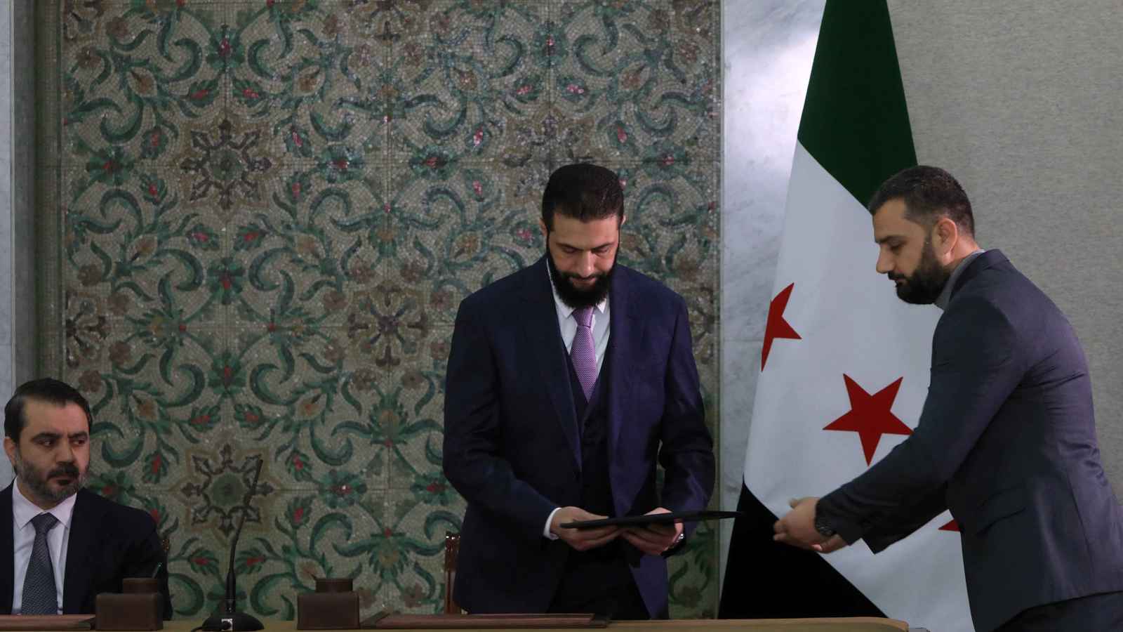 بين ترحيب وانتقاد.. الإعلان الدستوري في سوريا يثير التباينات