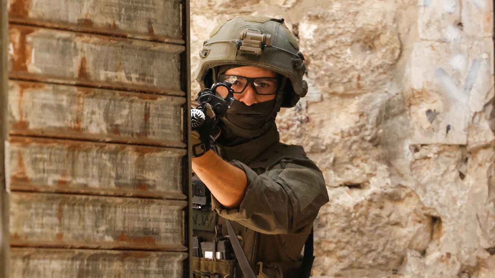 فقط الخوذ.. منظمة إسرائيلية تستهجن غياب الملاجئ للجنود