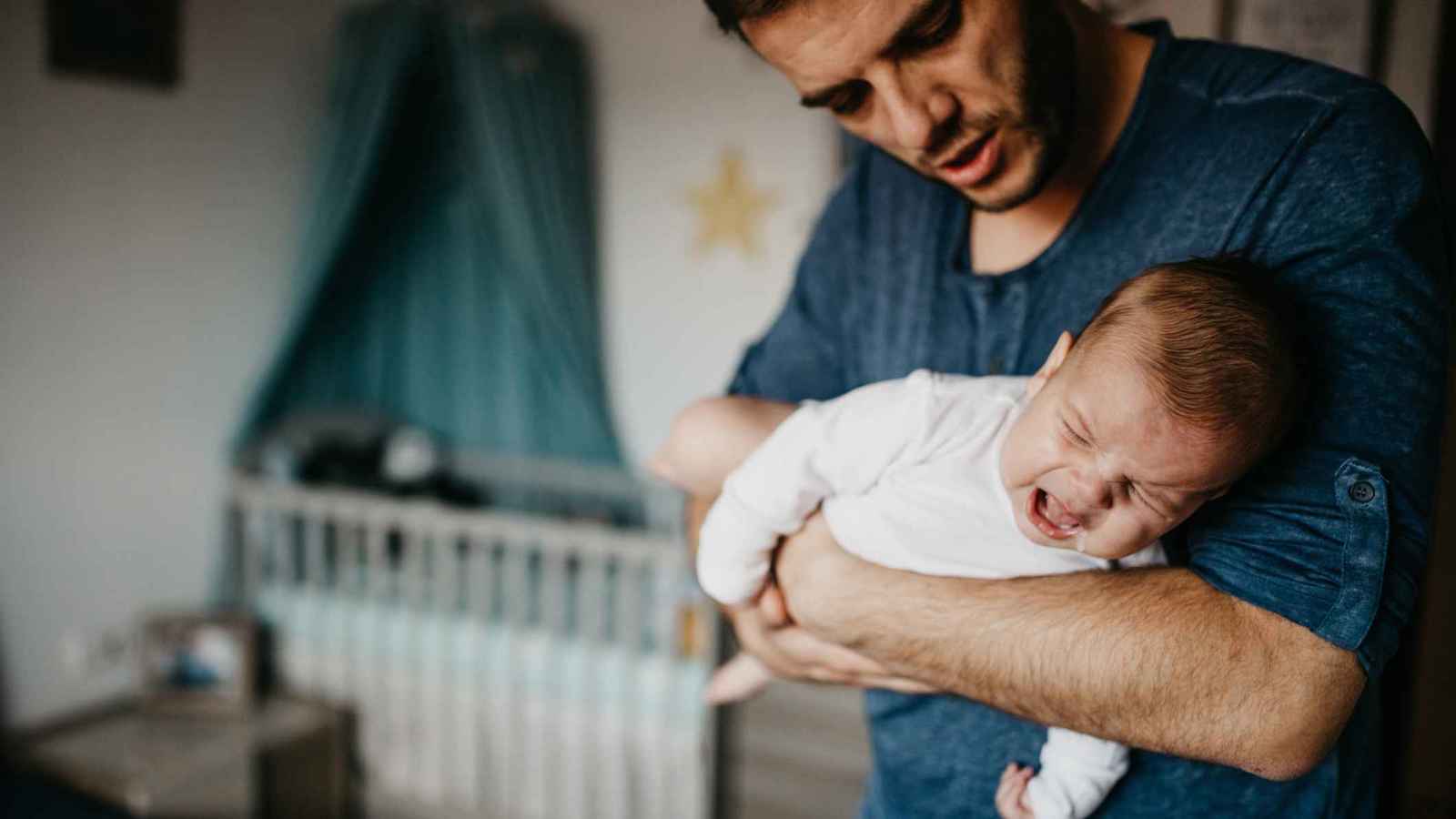 المشكلة قد ترتبط بـ"الجينات".. لا تشعر بالذنب على بكاء رضيعك