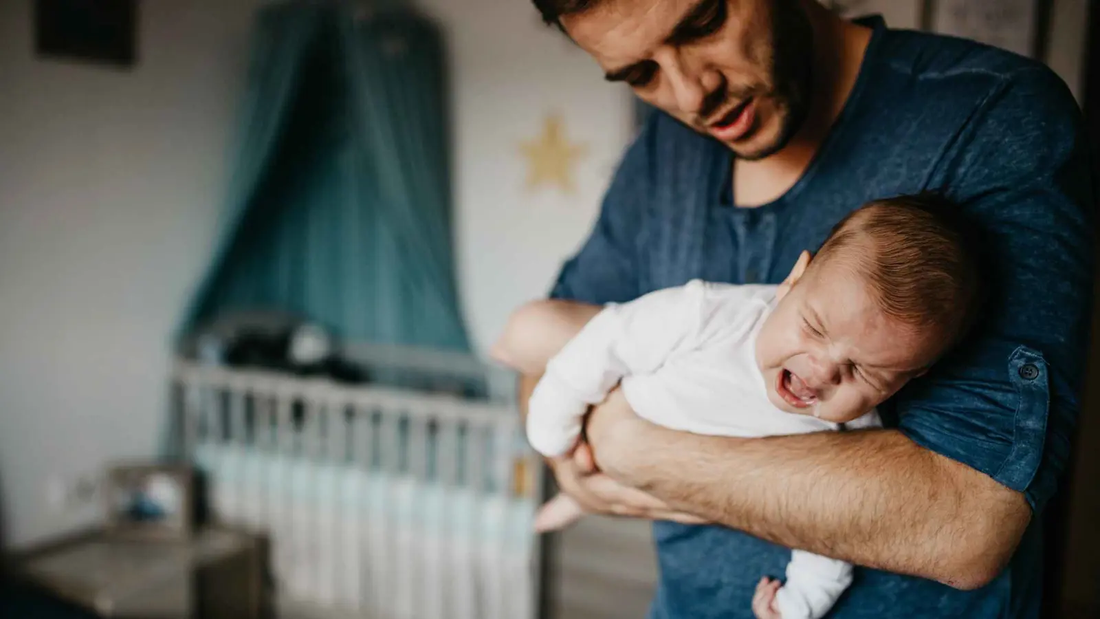 المشكلة قد ترتبط بـ"الجينات".. لا تشعر بالذنب على بكاء رضيعك