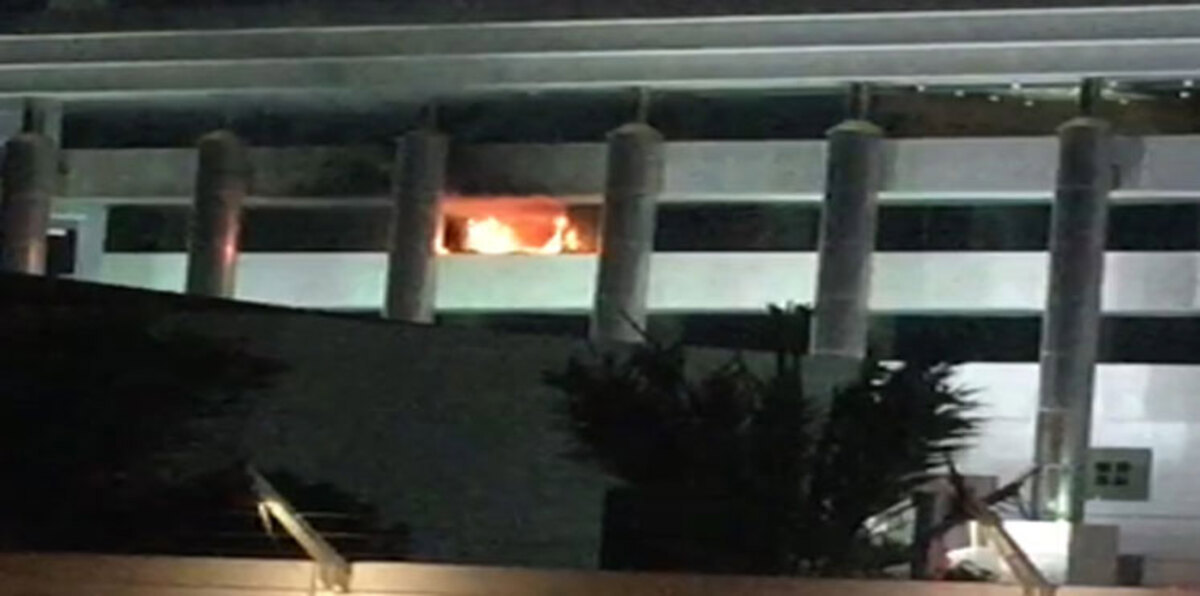 اندلاع حريق بمبنى وزارة الداخلية الكويتية (فيديو)