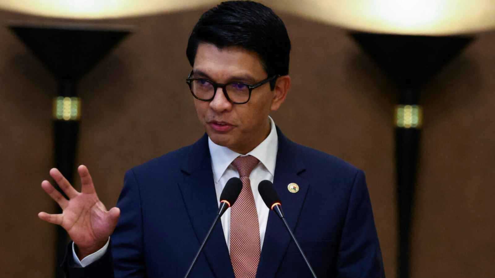 أنباء عن مغادرة رئيس مدغشقر البلاد على متن طائرة عسكرية فرنسية