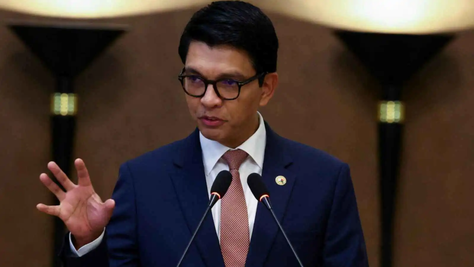 أنباء عن مغادرة رئيس مدغشقر البلاد على متن طائرة عسكرية فرنسية