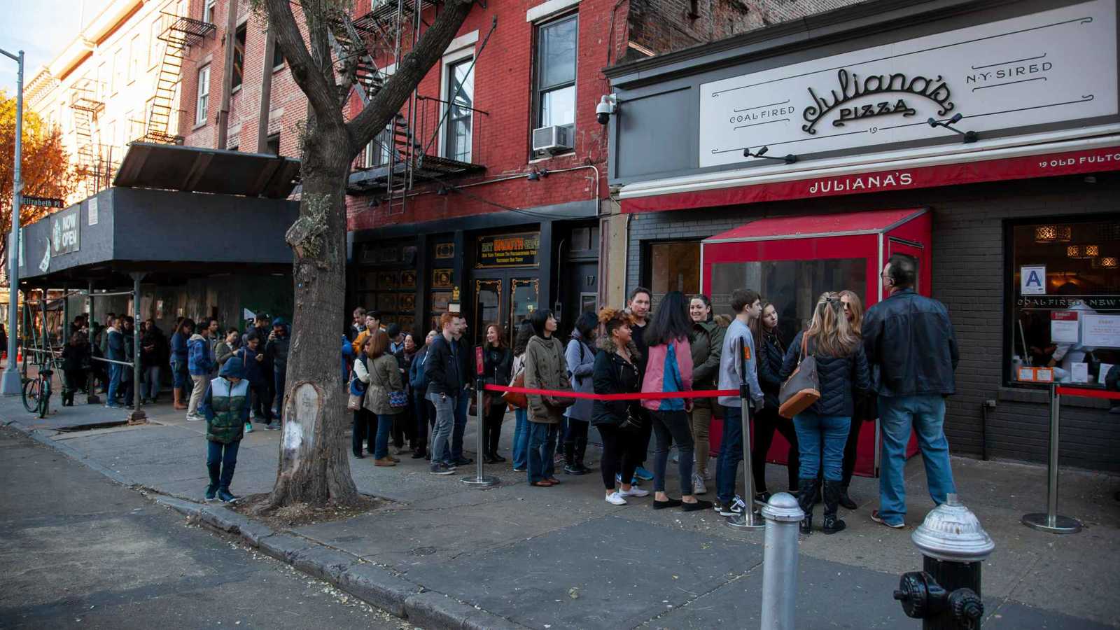 لماذا يقف السياح ساعات في الطوابير للحصول على "وجبات الترند"؟