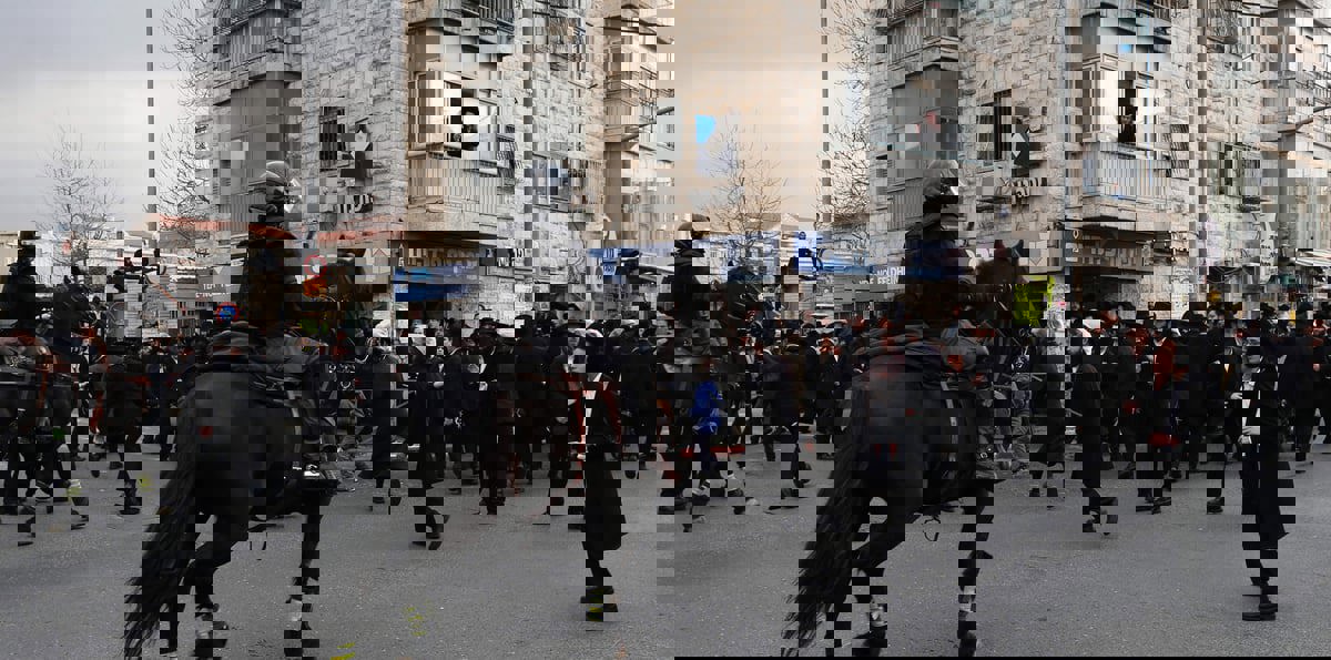 وصفت بالأعنف .. مئات اليهود المتشددين يتظاهرون ضد التجنيد في إسرائيل