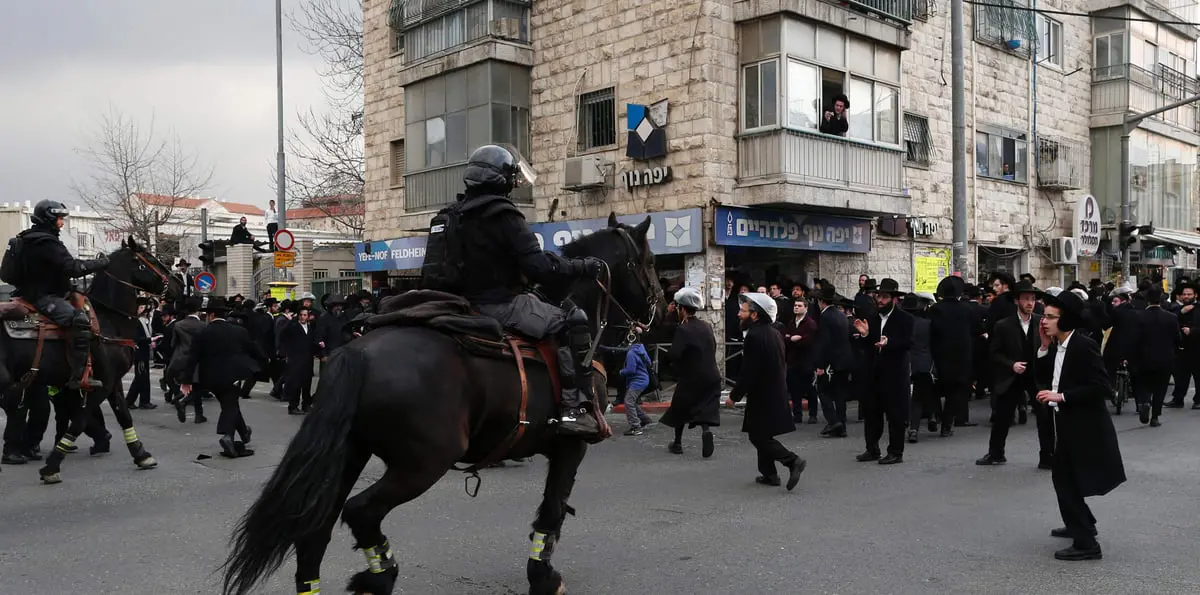 وصفت بالأعنف .. مئات اليهود المتشددين يتظاهرون ضد التجنيد في إسرائيل
