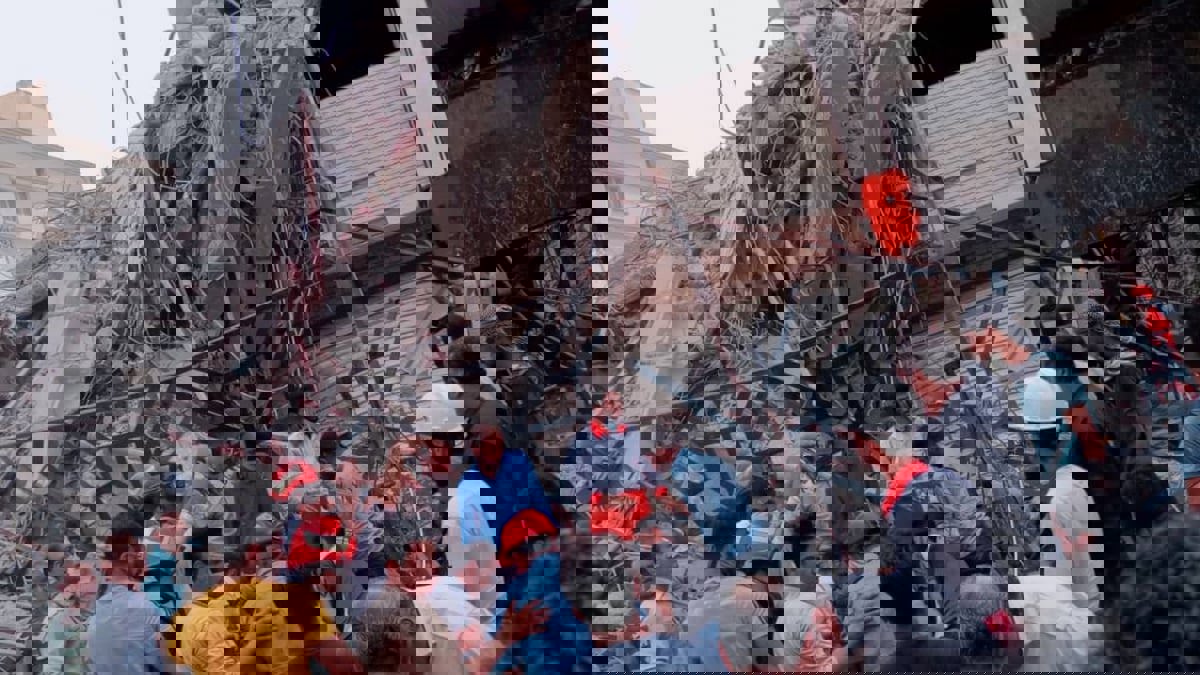 إيران.. احتجاجات على تأخر إنقاذ محاصرين تحت مبنى منهار في "عبادان"