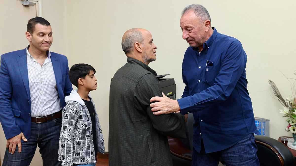 الخطيب يفاجئ مشجع الأهلي المصري وعائلته (صور) 