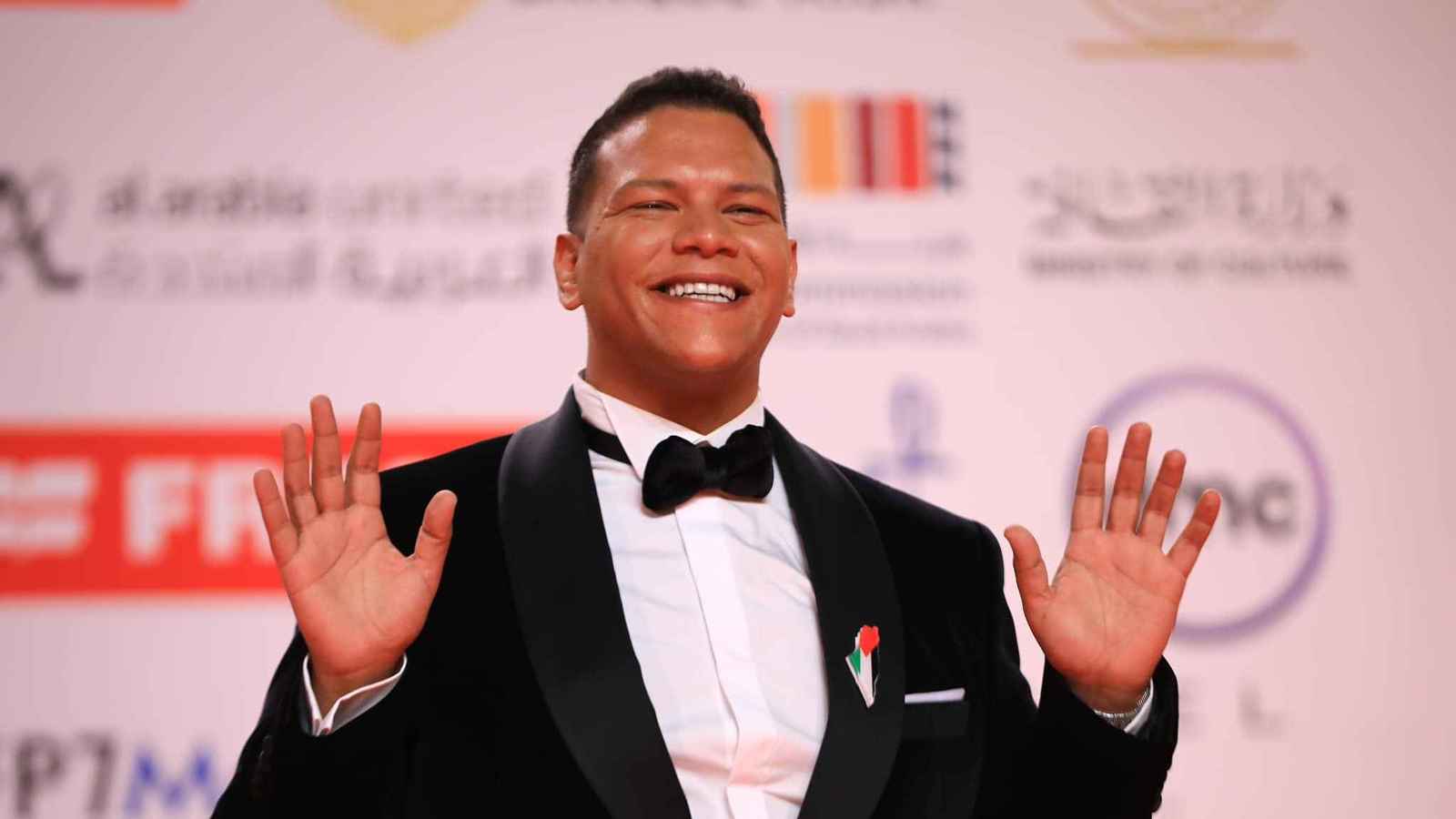 تعاطف واسع مع فنان مصري بسبب مرض طفلته "الغامض"