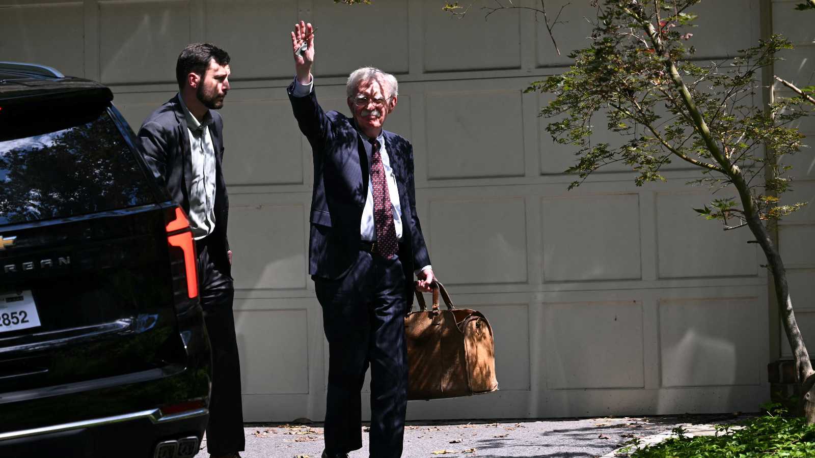 نقل "معلومات سرية".. جون بولتون يسلم نفسه للسلطات الأمريكية