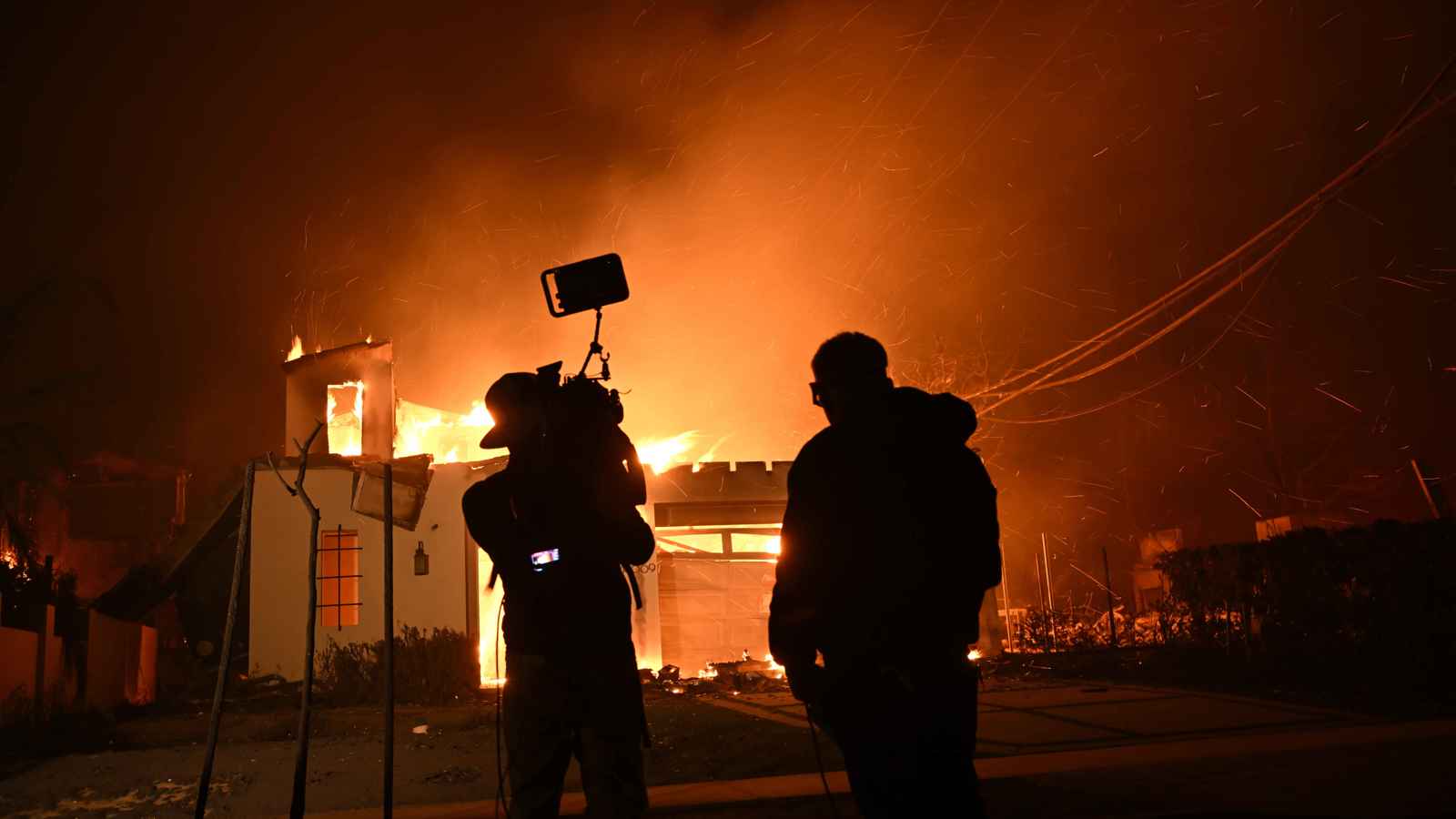 صور توثق آثار الدمار الهائل لحيّ ثري في لوس أنجلوس جراء الحريق