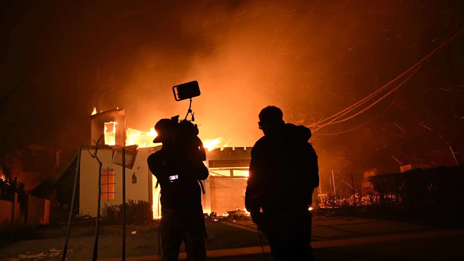 صور توثق آثار الدمار الهائل لحيّ ثري في لوس أنجلوس جراء الحريق